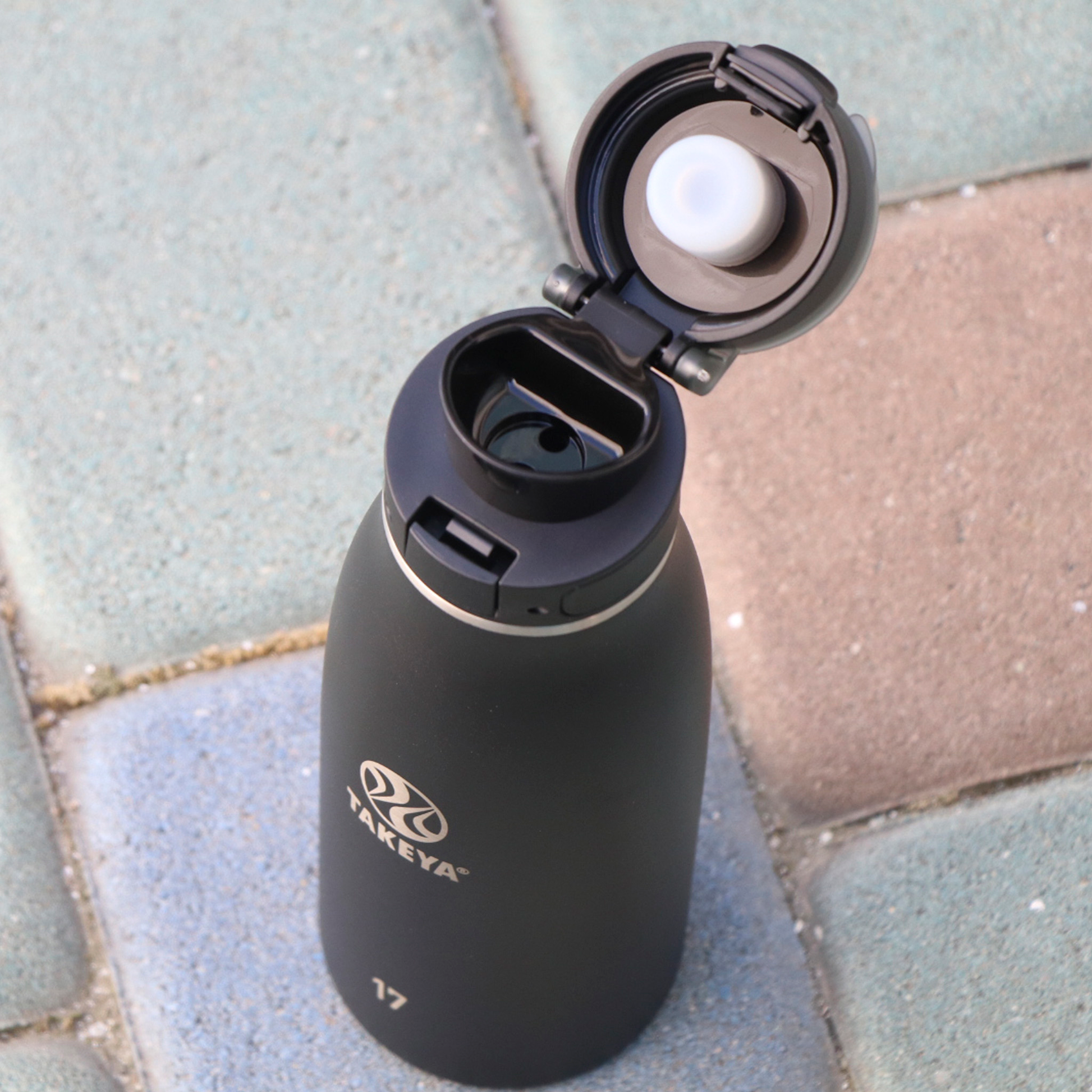 traveler-fliplocktm-lid-t2 96076-R-TravelerLid-Lifestyle-Onyx.png